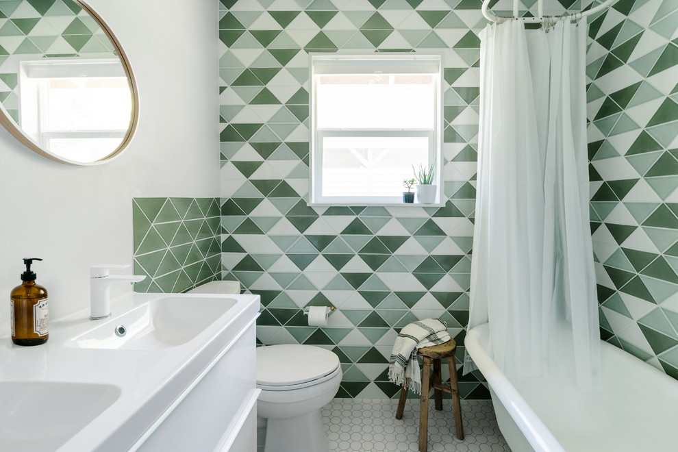 На фото: главная ванная комната в стиле неоклассика (современная классика) с разноцветной плиткой, зеленой плиткой, белой плиткой, керамической плиткой, плоскими фасадами, белыми фасадами, белыми стенами, монолитной раковиной и шторкой для ванной