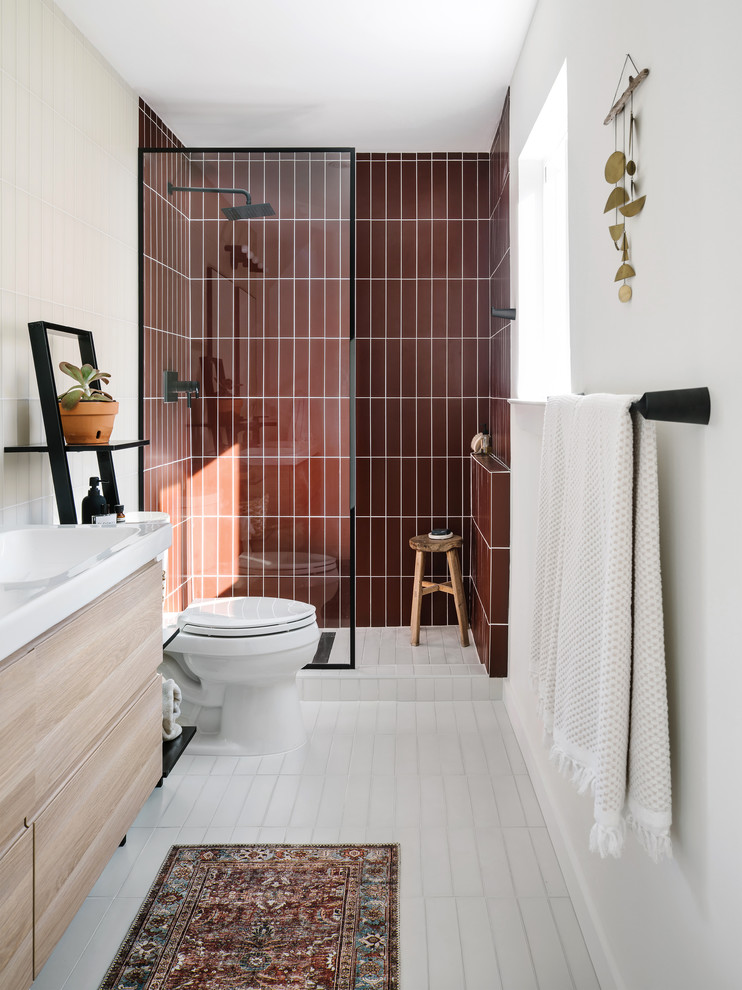 Esempio di una stanza da bagno moderna con pareti rosse, pavimento con piastrelle in ceramica e pavimento bianco