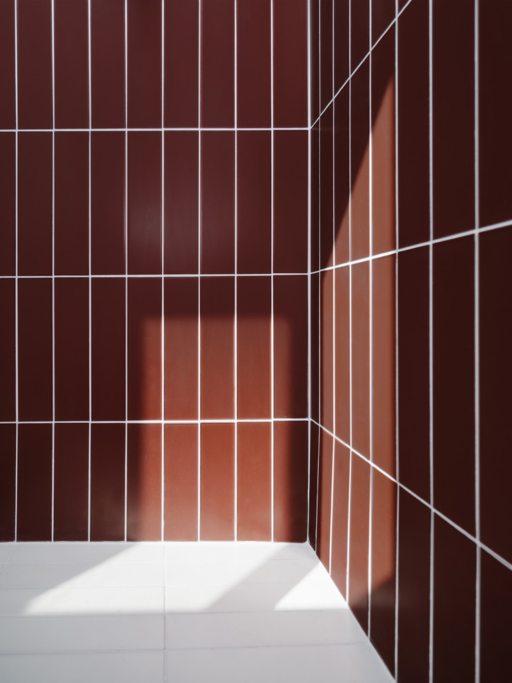 На фото: ванная комната в стиле модернизм с красными стенами, полом из керамической плитки и белым полом с