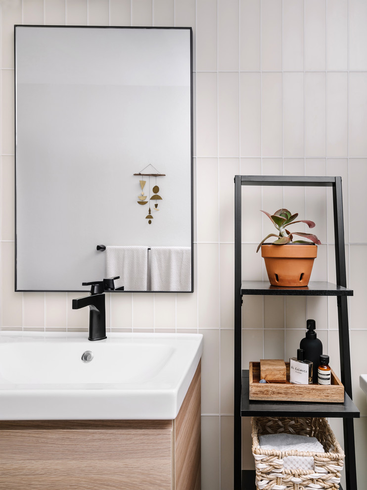 Esempio di una stanza da bagno moderna con pareti rosse, pavimento con piastrelle in ceramica e pavimento bianco