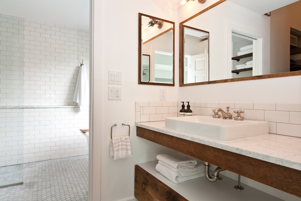 Foto de cuarto de baño moderno con lavabo sobreencimera, bañera con patas, ducha a ras de suelo, baldosas y/o azulejos de cemento y suelo de mármol