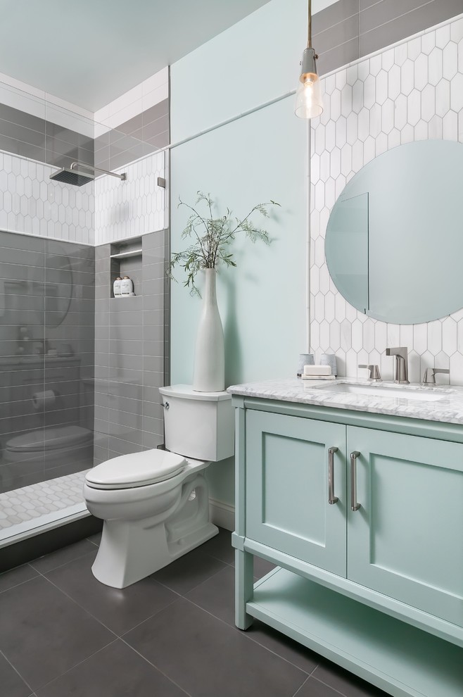 На фото: ванная комната в морском стиле с зелеными фасадами, раздельным унитазом, серой плиткой, белой плиткой, зелеными стенами, душевой кабиной, врезной раковиной, серым полом, белой столешницей и фасадами в стиле шейкер с