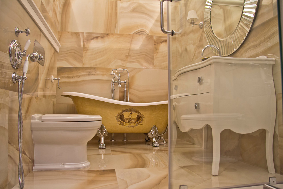 Modelo de cuarto de baño principal tradicional grande con puertas de armario blancas y sanitario de una pieza