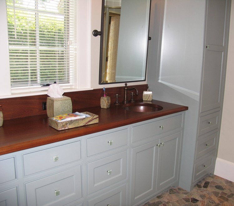 Immagine di una stanza da bagno padronale classica di medie dimensioni con ante a filo, ante blu, piastrelle multicolore, pareti beige, lavabo sottopiano e top in legno