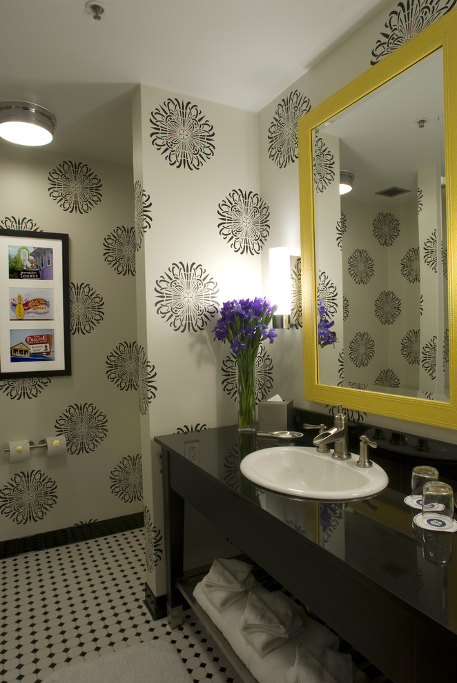 Cette image montre une salle de bain design avec un lavabo posé, un mur multicolore et un sol multicolore.