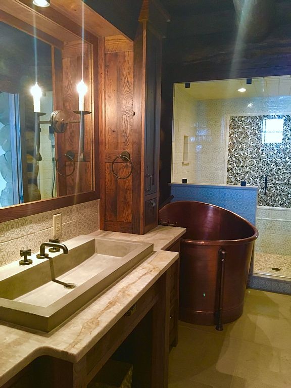 Immagine di una grande stanza da bagno padronale contemporanea con ante in stile shaker, ante in legno bruno, doccia alcova, WC monopezzo, piastrelle beige, piastrelle in gres porcellanato, pavimento con piastrelle in ceramica, lavabo integrato e top in saponaria