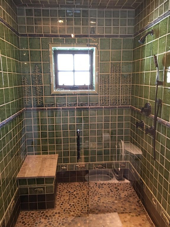 На фото: ванная комната в классическом стиле с душем в нише, зеленой плиткой и керамогранитной плиткой