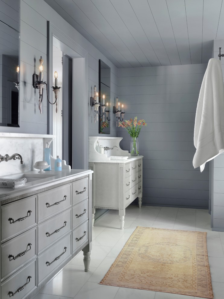 Exemple d'une salle de bain principale romantique avec des portes de placard grises, un mur gris, un lavabo encastré, un sol blanc, un plan de toilette blanc et un placard à porte plane.