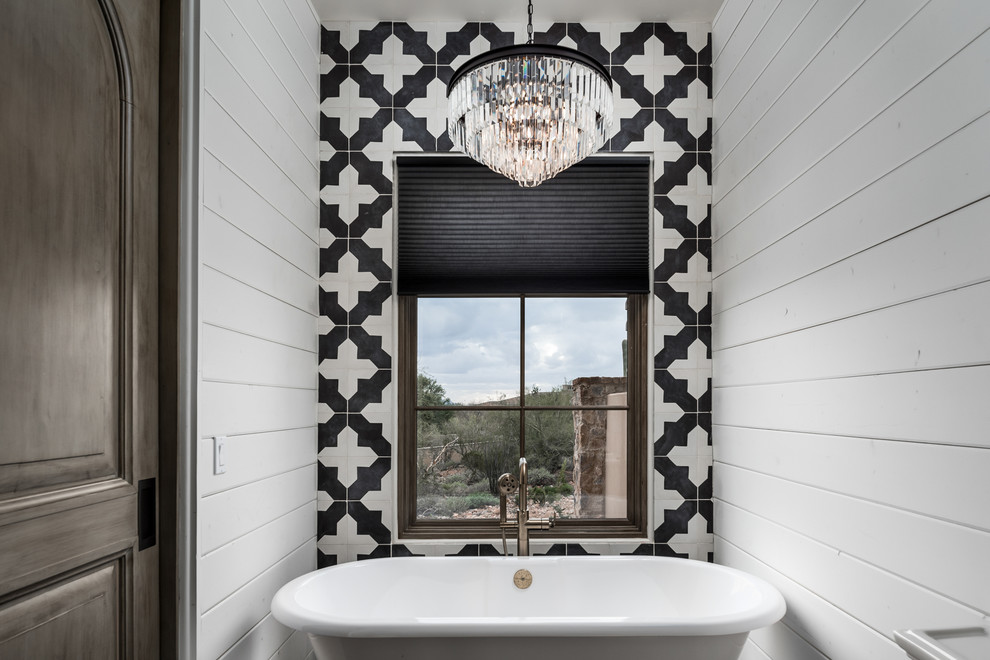 Стильный дизайн: маленькая ванная комната в средиземноморском стиле с ванной на ножках, стенами из вагонки и белыми стенами для на участке и в саду - последний тренд