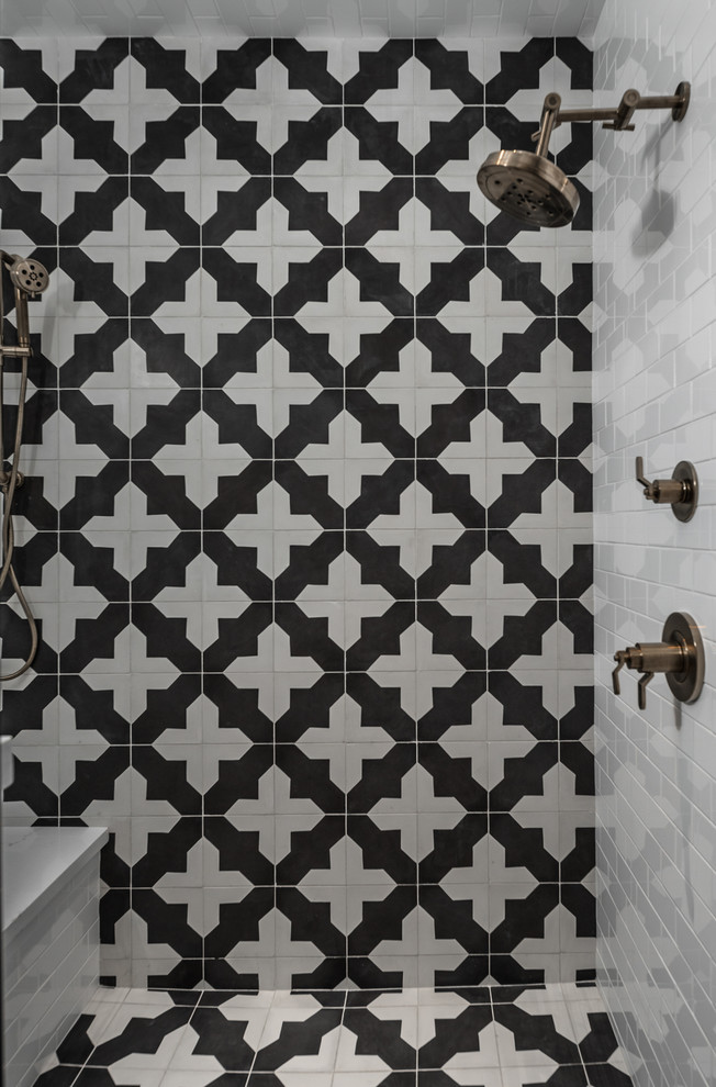 Großes Mediterranes Badezimmer mit Duschnische, schwarz-weißen Fliesen, Keramikfliesen, Falttür-Duschabtrennung und Duschbank in Phoenix