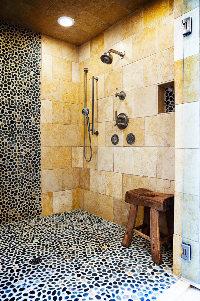 На фото: большая главная ванная комната в стиле рустика с душем в нише, галечной плиткой, полом из галечной плитки, фасадами с утопленной филенкой, темными деревянными фасадами, настольной раковиной и душем с распашными дверями с