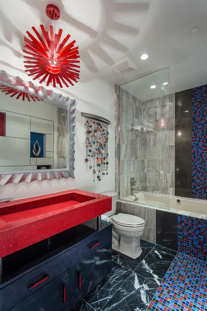 Idéer för att renovera ett funkis badrum, med släta luckor, svarta skåp, ett badkar i en alkov, en dusch/badkar-kombination, en toalettstol med separat cisternkåpa, flerfärgad kakel, mosaik, vita väggar, ett avlångt handfat och med dusch som är öppen