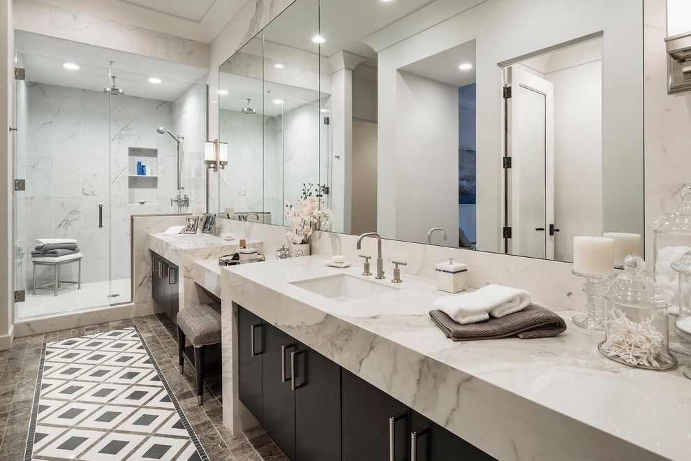 Modernes Langes und schmales Badezimmer En Suite mit flächenbündigen Schrankfronten, Duschnische, Unterbauwaschbecken und Falttür-Duschabtrennung in Phoenix
