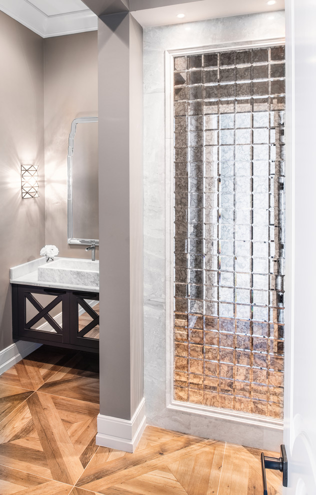Diseño de cuarto de baño clásico renovado con suelo de baldosas de porcelana