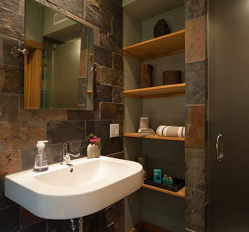 Idee per una piccola stanza da bagno con doccia stile rurale con doccia alcova, WC monopezzo, piastrelle grigie, piastrelle in pietra, pareti verdi e lavabo sospeso
