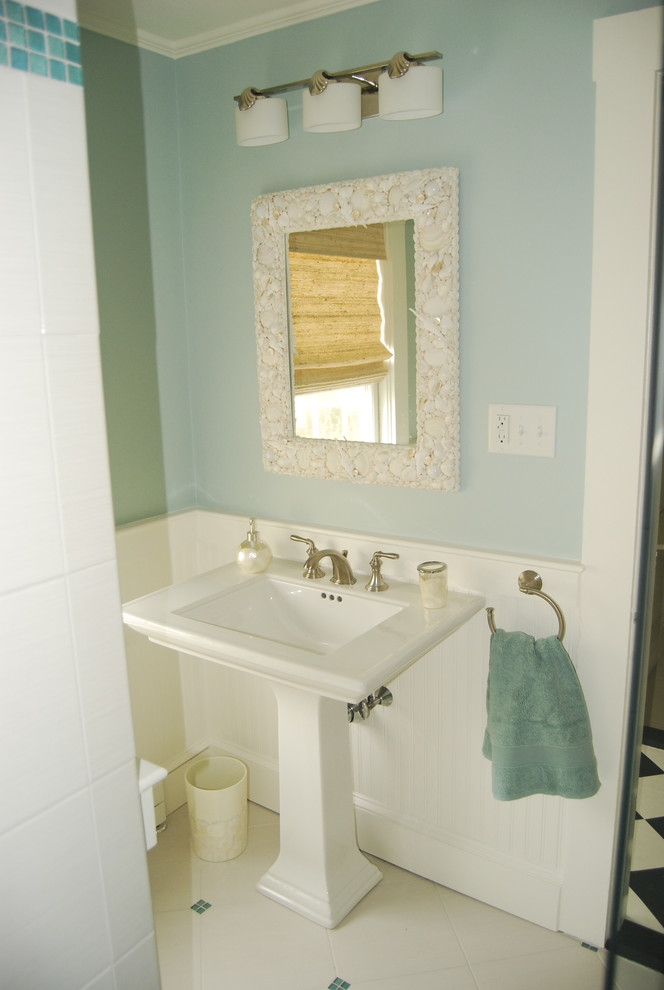 Идея дизайна: ванная комната в морском стиле с раковиной с пьедесталом, синими стенами и полом из керамической плитки
