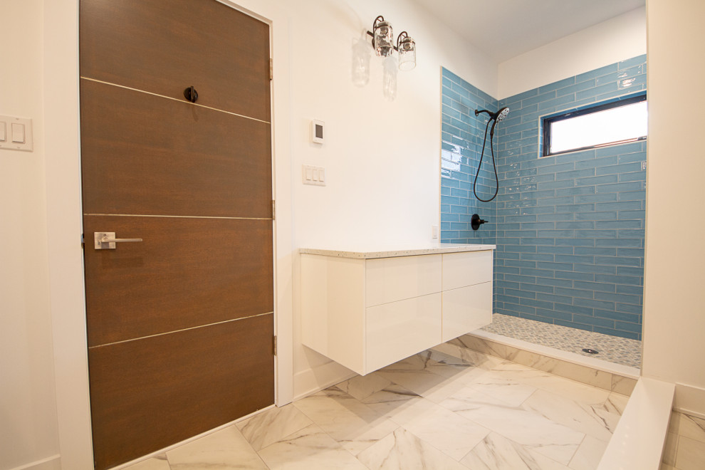 Idéer för ett mellanstort modernt beige badrum med dusch, med släta luckor, vita skåp, blå kakel, glaskakel, vita väggar, marmorgolv, bänkskiva i kvarts och vitt golv