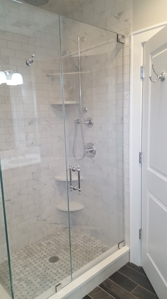 Идея дизайна: ванная комната среднего размера в стиле неоклассика (современная классика) с угловым душем, серой плиткой, белой плиткой, мраморной плиткой, серыми стенами, полом из винила, коричневым полом и душем с распашными дверями