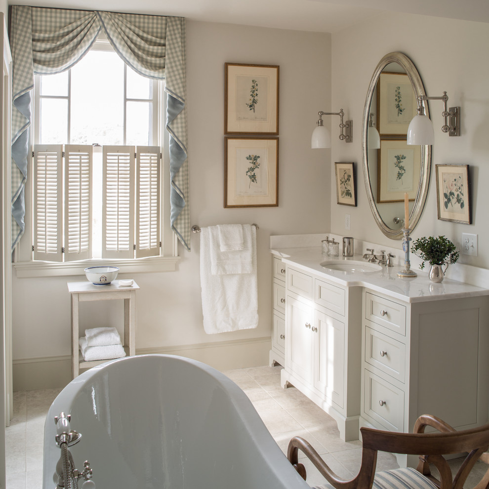 Inspiration pour une salle de bain victorienne avec un lavabo encastré, une baignoire indépendante, un carrelage beige et un mur beige.