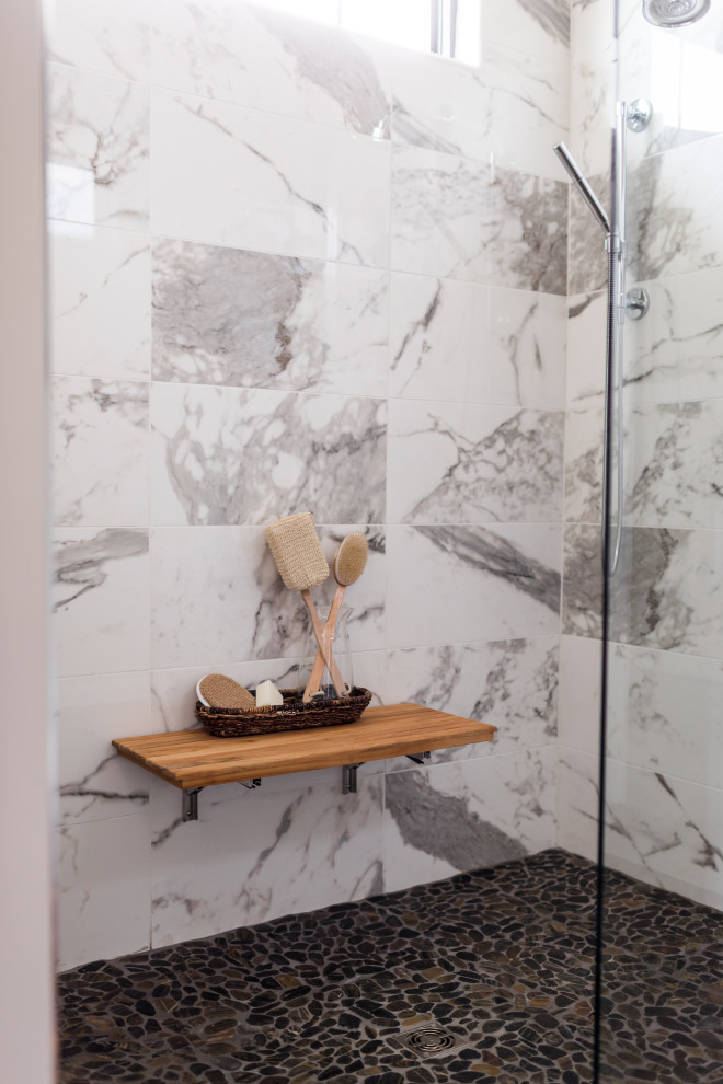 Modern inredning av ett mellanstort grå grått en-suite badrum, med skåp i shakerstil, grå skåp, ett fristående badkar, våtrum, beige kakel, keramikplattor, grå väggar, mellanmörkt trägolv, ett undermonterad handfat, granitbänkskiva och dusch med gångjärnsdörr