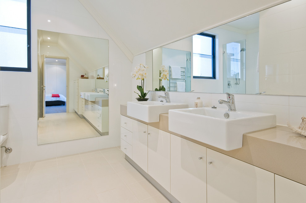 На фото: ванная комната в стиле неоклассика (современная классика) с плоскими фасадами, белыми фасадами и белыми стенами