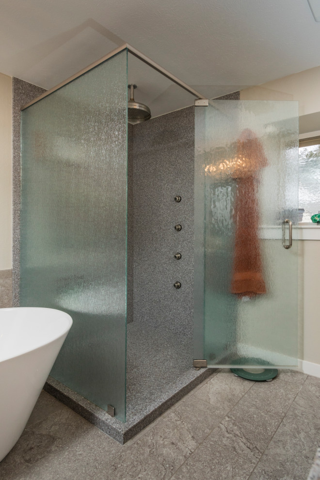 Пример оригинального дизайна: главная ванная комната среднего размера в классическом стиле с плоскими фасадами, коричневыми фасадами, отдельно стоящей ванной, угловым душем, раздельным унитазом, коричневой плиткой, керамогранитной плиткой, бежевыми стенами, полом из керамогранита, врезной раковиной, столешницей из искусственного камня, коричневым полом, душем с распашными дверями, серой столешницей, тумбой под две раковины и встроенной тумбой