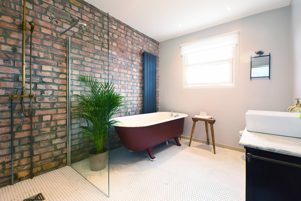 Industriell inredning av ett mellanstort badrum, med blå skåp, ett fristående badkar, en öppen dusch, vita väggar, klinkergolv i keramik, marmorbänkskiva och med dusch som är öppen