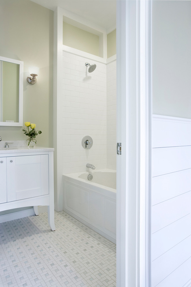 Inspiration för mellanstora klassiska badrum för barn, med möbel-liknande, vita skåp, ett badkar i en alkov, en dusch/badkar-kombination, vit kakel, tunnelbanekakel, gröna väggar, klinkergolv i porslin, ett undermonterad handfat, vitt golv och dusch med duschdraperi