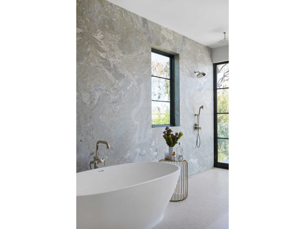 Modern inredning av ett stort vit vitt en-suite badrum, med släta luckor, skåp i mellenmörkt trä, ett fristående badkar, en öppen dusch, en toalettstol med separat cisternkåpa, stenhäll, vita väggar, marmorgolv, ett undermonterad handfat, marmorbänkskiva, vitt golv, med dusch som är öppen och grå kakel