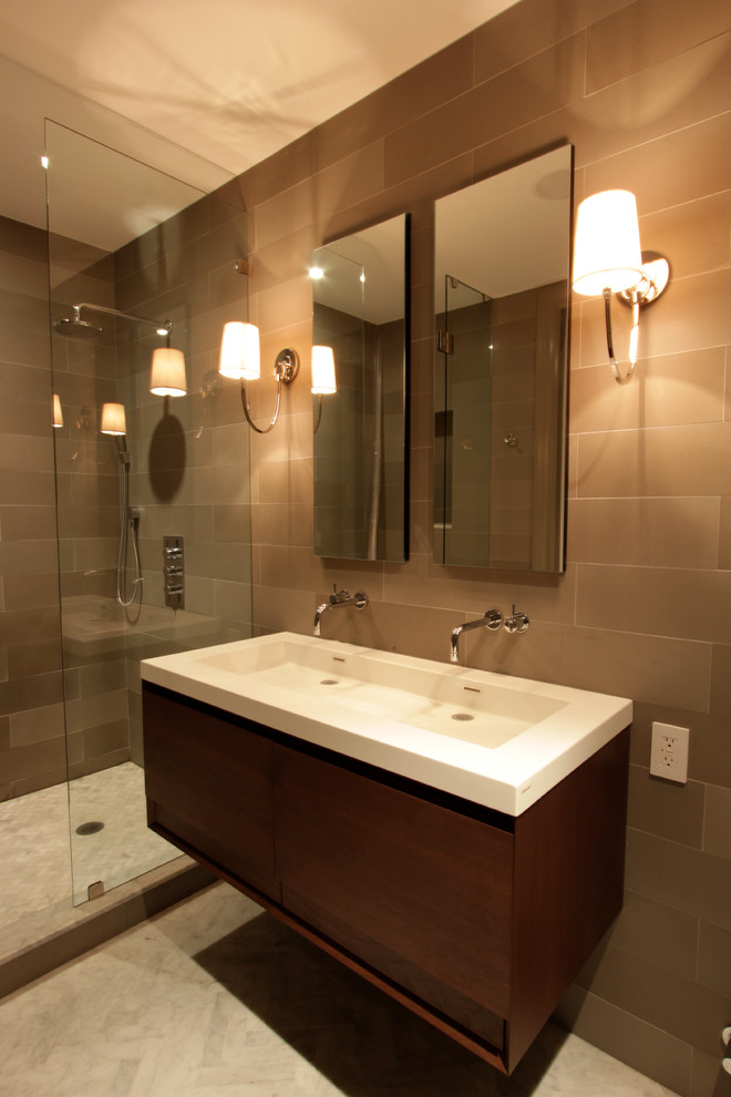 На фото: ванная комната среднего размера в современном стиле с раковиной с несколькими смесителями, плоскими фасадами, темными деревянными фасадами, унитазом-моноблоком, бежевой плиткой, бежевыми стенами, душевой кабиной и душем в нише с