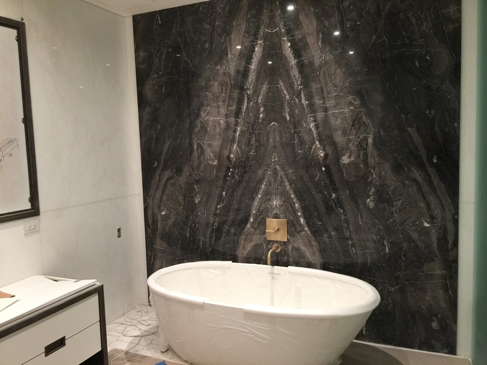 Пример оригинального дизайна: ванная комната с черно-белой плиткой, мраморной плиткой, мраморным полом и белым полом