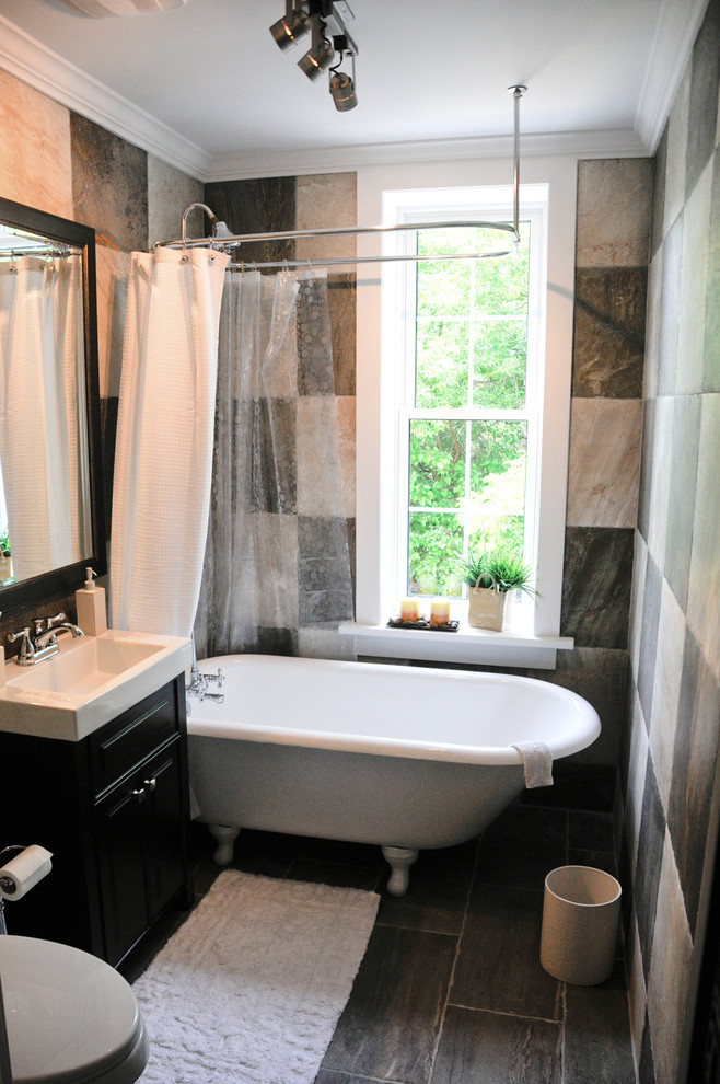 Свежая идея для дизайна: ванная комната в современном стиле с ванной на ножках, душем над ванной, раздельным унитазом, фасадами с выступающей филенкой, черными фасадами и керамогранитной плиткой - отличное фото интерьера