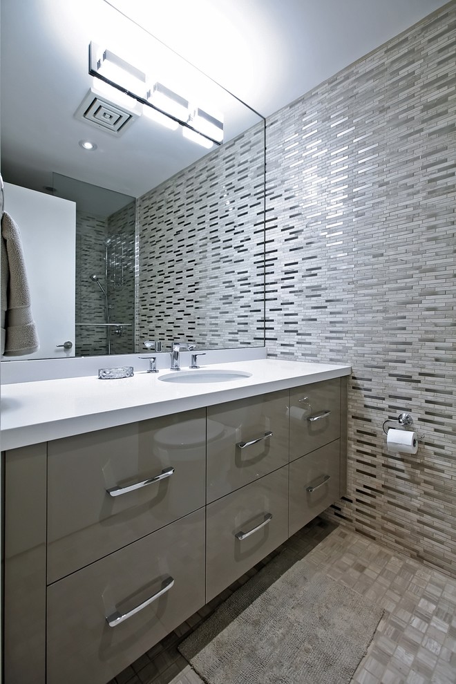 Modern inredning av ett mellanstort badrum med dusch, med skåp i shakerstil, vita skåp, en toalettstol med hel cisternkåpa, grå väggar, mörkt trägolv, ett undermonterad handfat, bänkskiva i akrylsten och grått golv