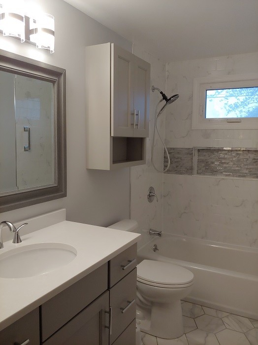 На фото: маленькая главная ванная комната в современном стиле с фасадами с утопленной филенкой, серыми фасадами, ванной в нише, душем в нише, раздельным унитазом, белой плиткой, керамической плиткой, серыми стенами, полом из керамогранита, врезной раковиной, столешницей из искусственного кварца, белым полом, шторкой для ванной и серой столешницей для на участке и в саду с