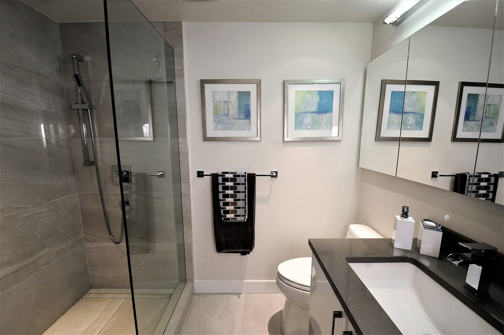 Ispirazione per una stanza da bagno moderna di medie dimensioni con ante lisce, ante bianche e lavabo sottopiano