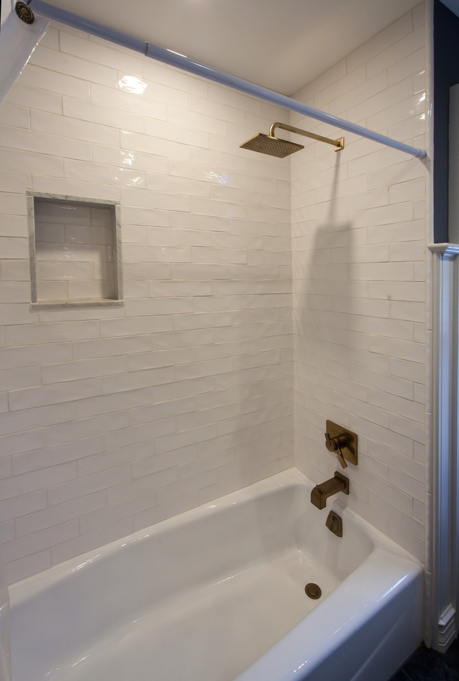 Exemple d'une salle de bain chic de taille moyenne avec un placard à porte shaker, des portes de placard bleues, une baignoire en alcôve, un combiné douche/baignoire, WC à poser, un carrelage blanc, un lavabo encastré, un sol gris, une cabine de douche avec un rideau, un plan de toilette blanc, un mur gris, un sol en ardoise et un plan de toilette en marbre.