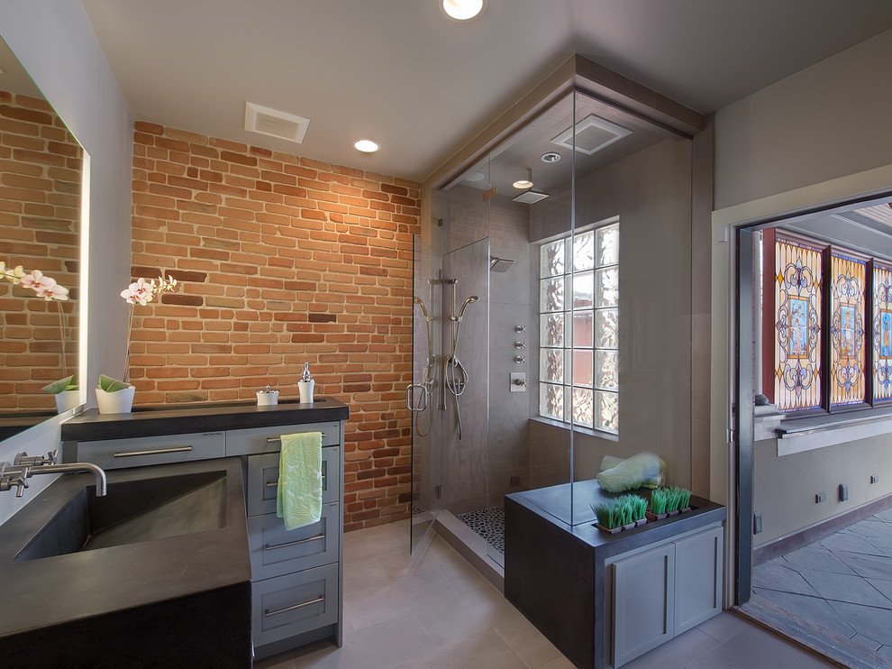 Свежая идея для дизайна: ванная комната в современном стиле с плиткой мозаикой и душем в нише - отличное фото интерьера
