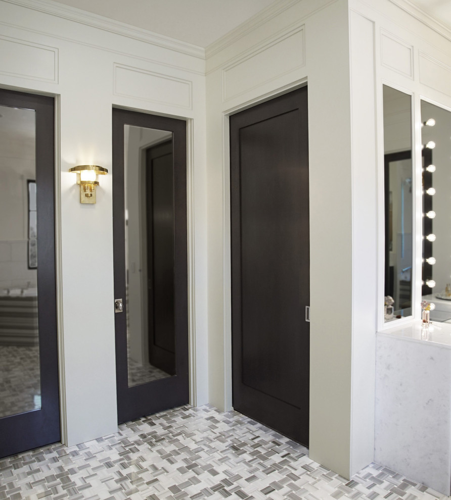 Idéer för att renovera ett mycket stort vintage vit vitt en-suite badrum, med luckor med infälld panel, svarta skåp, ett fristående badkar, en dubbeldusch, en bidé, vit kakel, marmorkakel, vita väggar, marmorgolv, ett nedsänkt handfat, marmorbänkskiva, flerfärgat golv och med dusch som är öppen