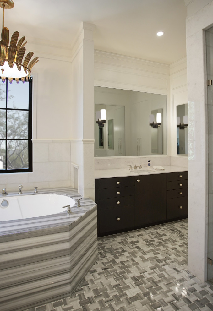 Источник вдохновения для домашнего уюта: огромная главная ванная комната в стиле неоклассика (современная классика) с фасадами с утопленной филенкой, черными фасадами, отдельно стоящей ванной, двойным душем, биде, белой плиткой, мраморной плиткой, белыми стенами, мраморным полом, накладной раковиной, мраморной столешницей, разноцветным полом, открытым душем, белой столешницей, нишей, тумбой под две раковины, встроенной тумбой, кессонным потолком и панелями на части стены