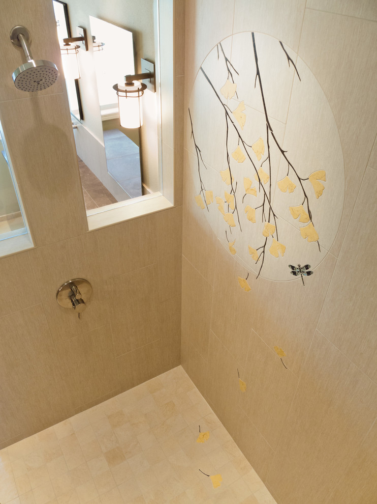 Asiatisches Badezimmer mit beigen Fliesen, Porzellanfliesen, verzierten Schränken, hellen Holzschränken, bodengleicher Dusche und Unterbauwaschbecken in Portland