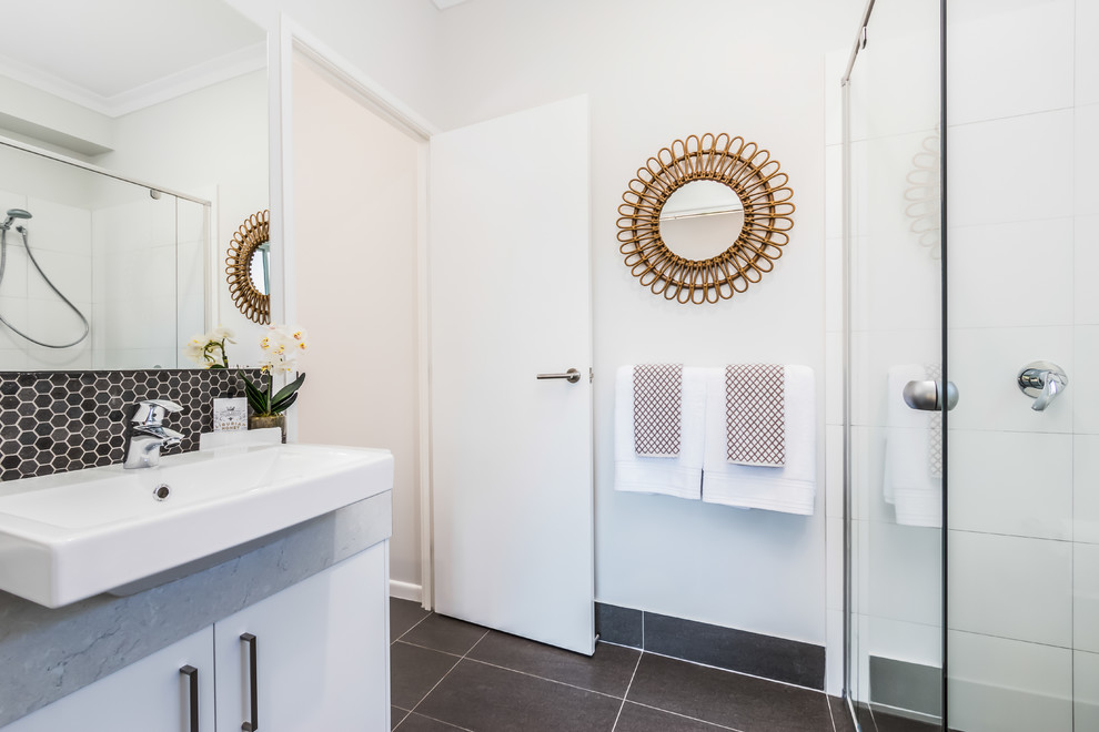 Imagen de cuarto de baño contemporáneo con armarios con paneles lisos, puertas de armario grises, baldosas y/o azulejos marrones, baldosas y/o azulejos blancos y aseo y ducha