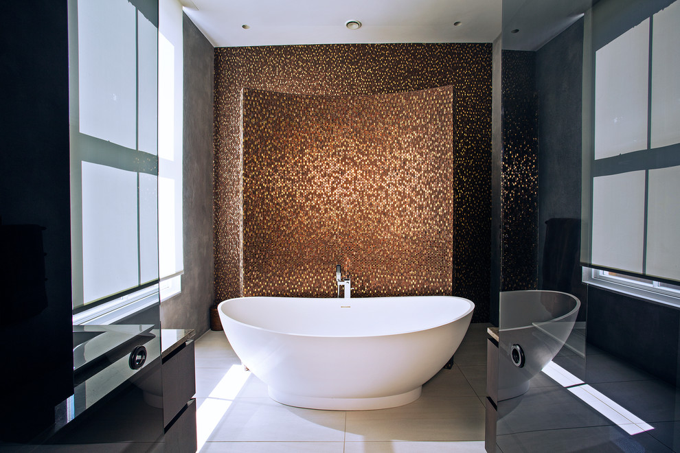 Idée de décoration pour une salle de bain design en bois foncé avec un placard à porte plane, une baignoire indépendante, un carrelage marron, mosaïque, un mur gris, un sol beige et un plan de toilette marron.
