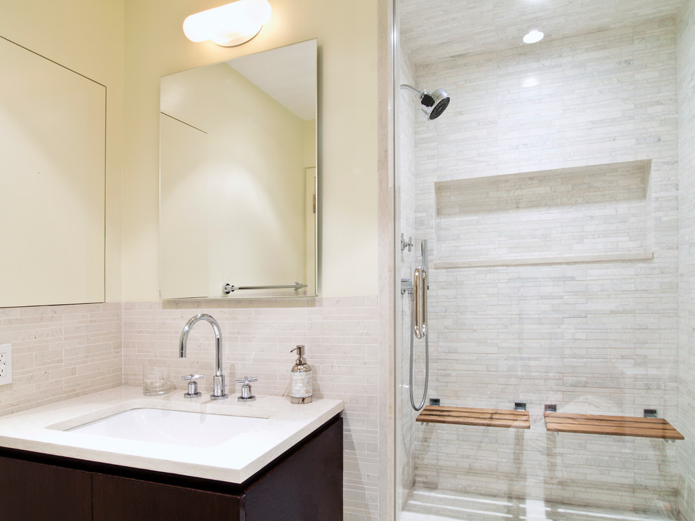 Свежая идея для дизайна: ванная комната среднего размера в стиле модернизм с плоскими фасадами, черными фасадами, полновстраиваемой ванной, душем в нише, бежевой плиткой, стеклянной плиткой, белыми стенами, полом из керамогранита, душевой кабиной, врезной раковиной, столешницей из кварцита, бежевым полом и душем с распашными дверями - отличное фото интерьера