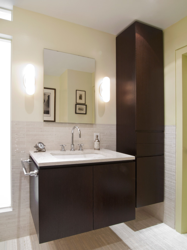 Свежая идея для дизайна: ванная комната среднего размера в стиле модернизм с плоскими фасадами, черными фасадами, полновстраиваемой ванной, душем в нише, бежевой плиткой, стеклянной плиткой, белыми стенами, полом из керамогранита, душевой кабиной, врезной раковиной, столешницей из кварцита, бежевым полом и душем с распашными дверями - отличное фото интерьера