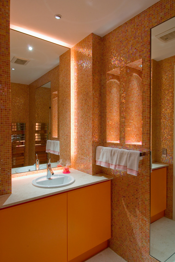 На фото: ванная комната в современном стиле с плоскими фасадами, оранжевой плиткой, плиткой мозаикой, оранжевыми стенами, душевой кабиной и накладной раковиной с