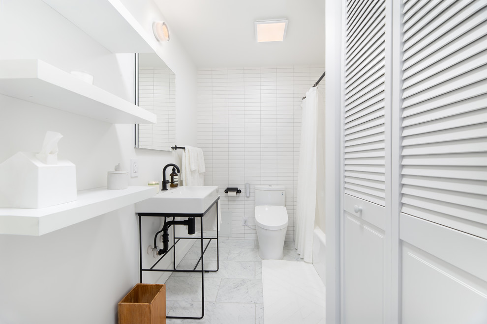 Esempio di una stanza da bagno contemporanea con vasca ad alcova, vasca/doccia, piastrelle bianche, pareti bianche, lavabo a consolle, pavimento bianco e doccia con tenda