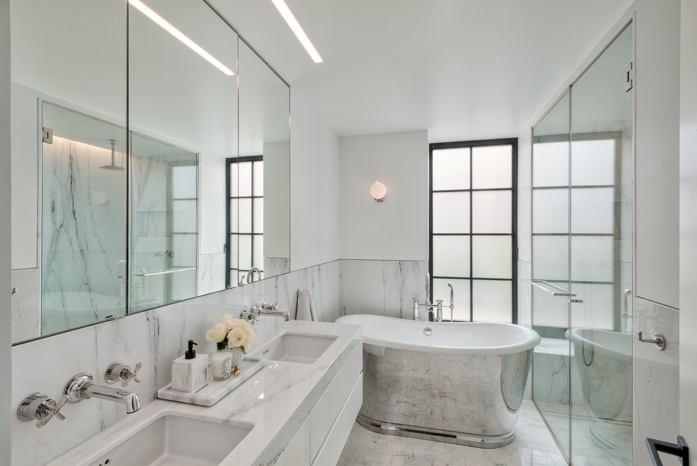 Bild på ett litet funkis vit vitt en-suite badrum, med vita skåp, ett fristående badkar, en dusch i en alkov, vit kakel, vita väggar, terrazzogolv, ett undermonterad handfat, bänkskiva i terrazo, vitt golv, släta luckor och dusch med gångjärnsdörr