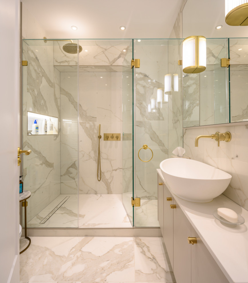 Foto på ett stort funkis vit badrum med dusch, med grå skåp, en dusch i en alkov, grå kakel, vit kakel, porslinskakel, grå väggar, klinkergolv i porslin, ett fristående handfat, grått golv och dusch med gångjärnsdörr