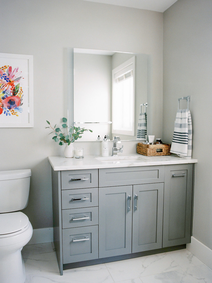 Bild på ett litet funkis en-suite badrum, med skåp i shakerstil, grå skåp, en dusch i en alkov, en toalettstol med hel cisternkåpa, vit kakel, keramikplattor, grå väggar, klinkergolv i keramik, ett undermonterad handfat, marmorbänkskiva, vitt golv och dusch med gångjärnsdörr