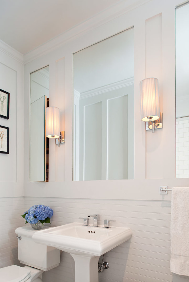 Foto de cuarto de baño tradicional pequeño con lavabo con pedestal, sanitario de dos piezas, baldosas y/o azulejos blancos, baldosas y/o azulejos de cemento, paredes blancas y aseo y ducha